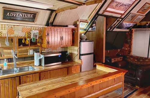 Essex Cabin | Glacier Cliffside Chalet