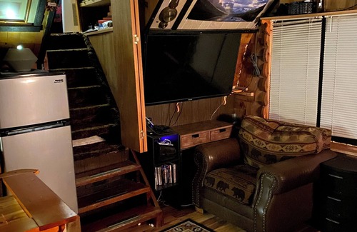 Essex Cabin | Glacier Cliffside Chalet