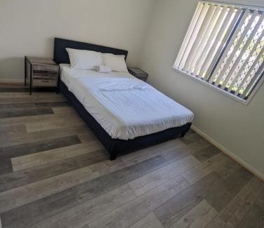 New Auckland House | Gladstone Entire House 4 Beds 2 Baths Air-conditioned in City