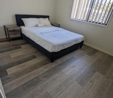 New Auckland House | Gladstone Entire House 4 Beds 2 Baths Air-conditioned in City