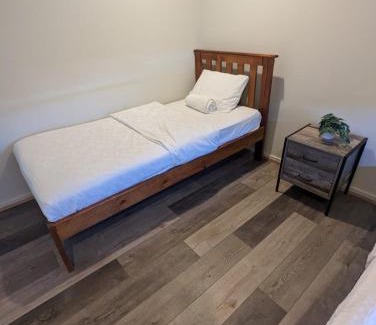 New Auckland House | Gladstone Entire House 4 Beds 2 Baths Air-conditioned in City