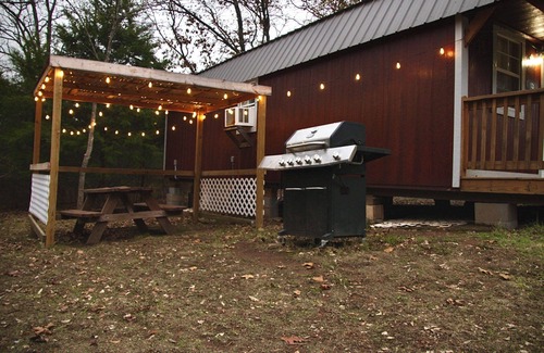 Scraper Cabin | Glamping Family Cabin - floating/fishing/golfing Illinois River near Tahlequah