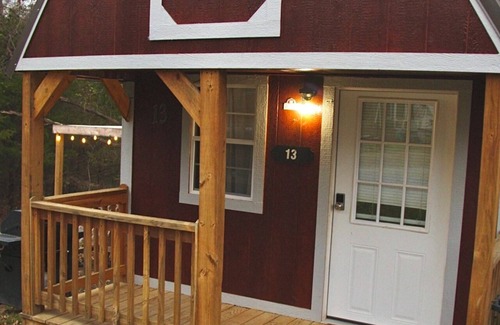 Scraper Cabin | Glamping Family Cabin - floating/fishing/golfing Illinois River near Tahlequah