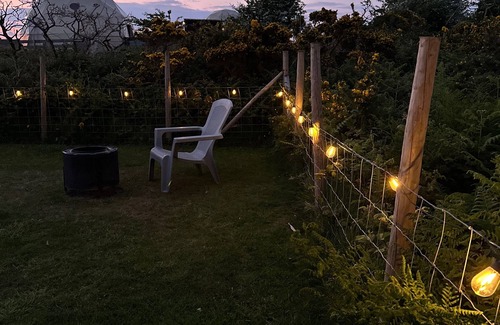 Llanybri Cabin | Glamping Pod - Sleeps 4 - Pets - Parking