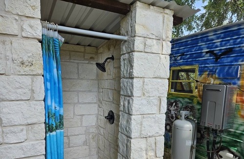 Dawson House | Glamping RV The Doris - Lakefront