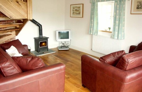 Hendrerwydd Cottage | GLAN CLWYD ISA - CAE CALED COTTAGE, pet friendly in Bodfari