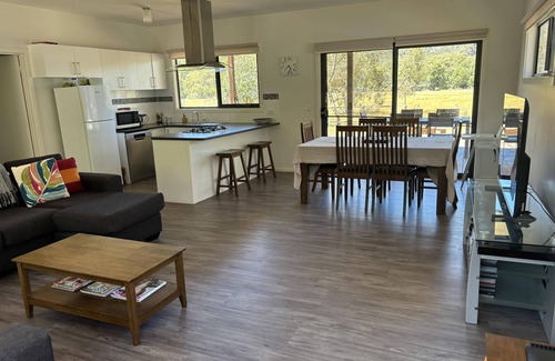 Halls Gap House | Glendene Halls Gap. Beautiful Mountain views. Directly behind shopping strip.