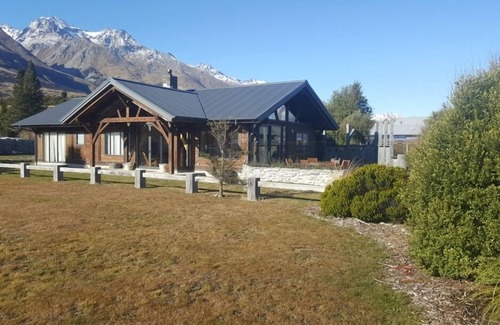 Glenorchy House | GLENORCHY HOUSE. 360° Mountains, by Lake and River.