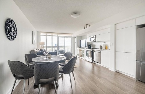 CityPlace Condo | GLOBALSTAY. Bird's eye view of the lake 1bd+den in Downtown