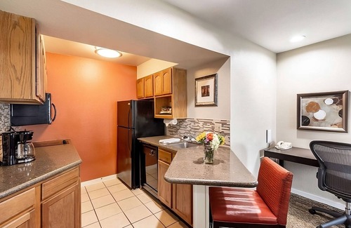 Torrance Resort | Go for a Splash on Torrance Beach! Full Kitchen, Free Breakfast, Pets Allowed!