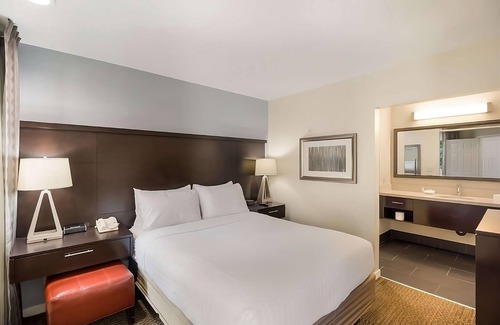 Torrance Resort | Go for a Splash on Torrance Beach! Full Kitchen, Free Breakfast, Pets Allowed!