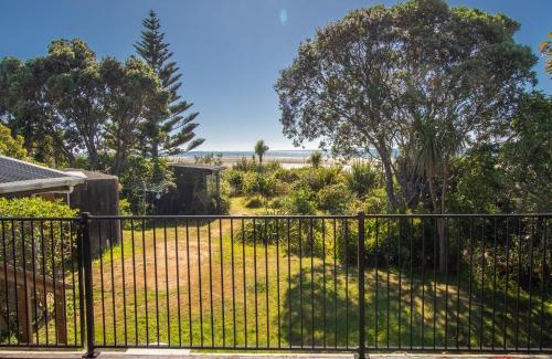 Pakawau House | Godwit Cottage - Pākawau Beachfront Holiday Home