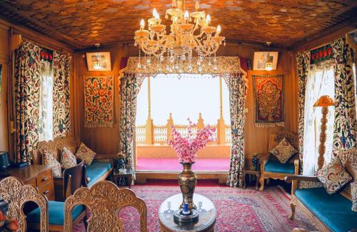 Nagin Bagh Hotel | Golden Flower Heritage Houseboats