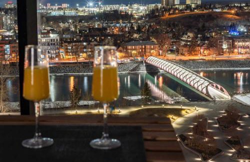 Eau Claire Apartment | Golden Horizon Luxe Comfort & Iconic City Views