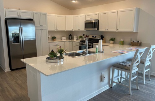 Sumter County House | Golf & water views meet fresh style in this brand-new Florida retreat!