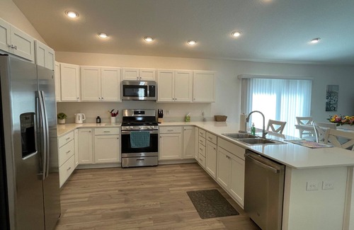 Sumter County House | Golf & water views meet fresh style in this brand-new Florida retreat!