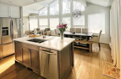 East Kootenay Cottage | Golfers Paradise- Modern Cape Cod Cabin, Family Friendly, Hot Tub, New floors