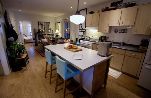 Leslieville House | Good Vibes Suite 93 Walk Score & 91 Transit Score