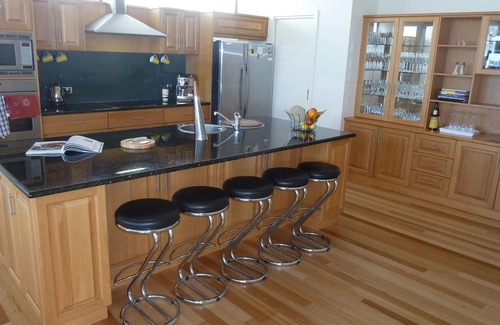 Goolwa South House | GoolwaGettaway Luxury Home by river- sleeps 14 in 10 beds