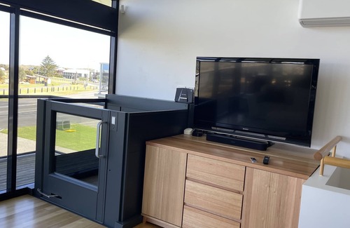 Goolwa South House | GoolwaGettaway Luxury Home by river- sleeps 14 in 10 beds