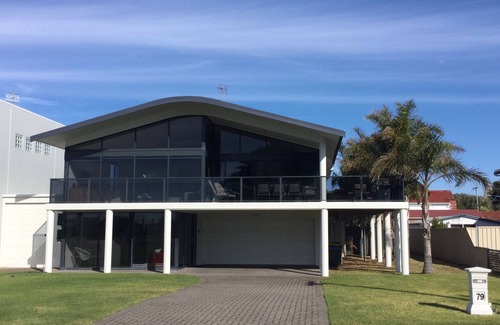 Goolwa South House | GoolwaGettaway Luxury Home by river- sleeps 14 in 10 beds