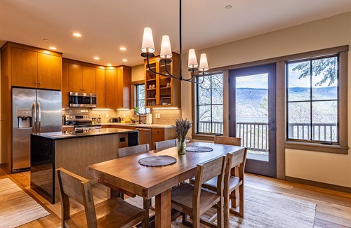 Mosier House | "Gorge Panorama" - Luxury Craftsman Home with Breathtaking Columbia River Views