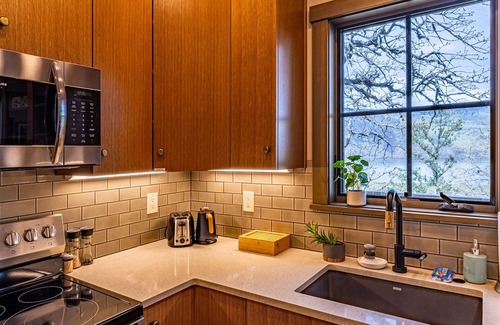 Mosier House | "Gorge Panorama" - Luxury Craftsman Home with Breathtaking Columbia River Views