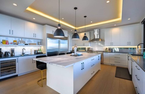 Central Houghton House | Gorgeous 4 bedroom/5 bath Designer Home, gym, AC, views!