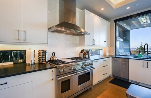 Central Houghton House | Gorgeous 4 bedroom/5 bath Designer Home, gym, AC, views!