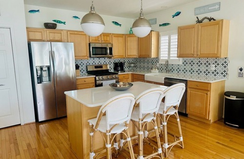 North End Condo | Gorgeous 5BR 3BA home, close to beach, town + playground; full linen service
