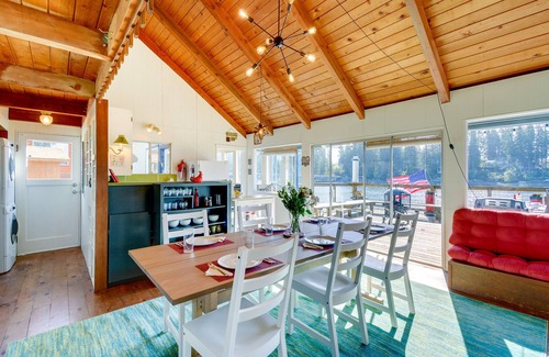 Allyn-Grapeview Cabin | Gorgeous Allyn Getaway - No-Bank Waterfront!