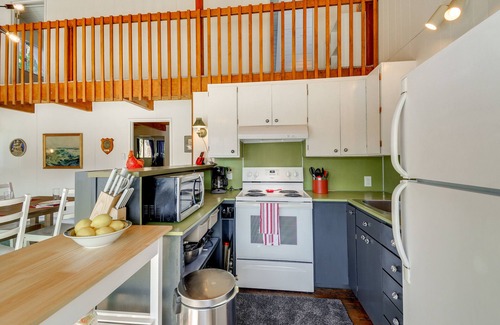 Allyn-Grapeview Cabin | Gorgeous Allyn Getaway - No-Bank Waterfront!