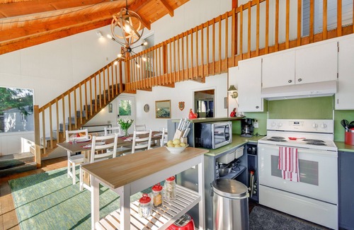 Allyn-Grapeview Cabin | Gorgeous Allyn Getaway - No-Bank Waterfront!