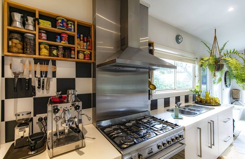 Point Leo House | Gorgeous Beach Frontage Home with Wood Fired Pizza Oven POINT LEO - Pet Friendly