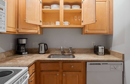 St. Elizabeth's Apartment | Gorgeous Brighton 1BR nr Sutherland Rd Green Line, by Blueground