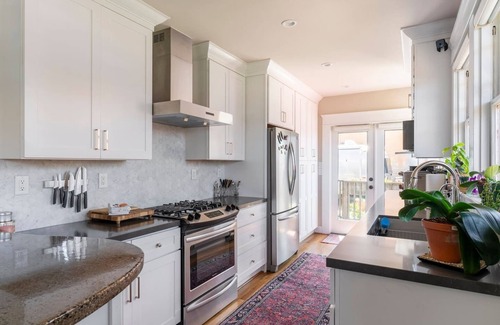 South Park House | Gorgeous Cozy Eclectic Craftsman House. Minutes to Downtown. Best Location!