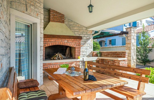 Gajana House | Gorgeous home in Golubovo with kitchen