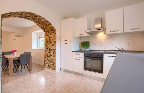 Jadreski House | Gorgeous home in Jadreski with kitchen