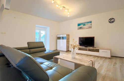 Jadreski House | Gorgeous home in Jadreski with kitchen