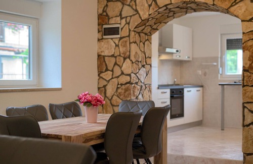 Jadreski House | Gorgeous home in Jadreski with kitchen