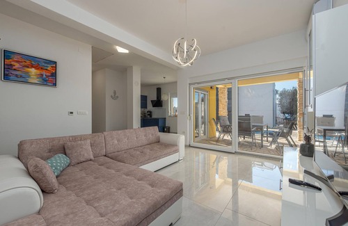 Kolan House | Gorgeous home in Mandre with WiFi