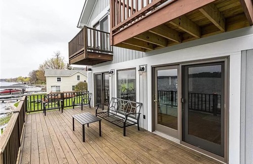 Rushville Villa | Gorgeous Lake Front House with Dock, 9 Bedroom & 4 Bathrooms