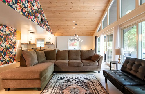 East Stroudsburg Cabin | Gorgeous Lake Cabin in the Poconos with private hot tub