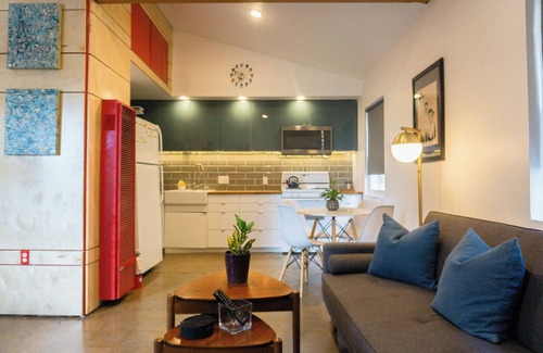 Stockton Apartment | Gorgeous Modern Studio Close to ALL Metro Areas