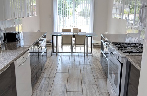 Emerson Hill House | Gorgeous, Modern, updated Duplex