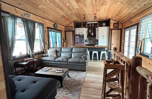 Cub Run Cabin | Gorgeous New Cabin with 75 Acres!Trails, Waterfalls and Amazing Rock Formations!