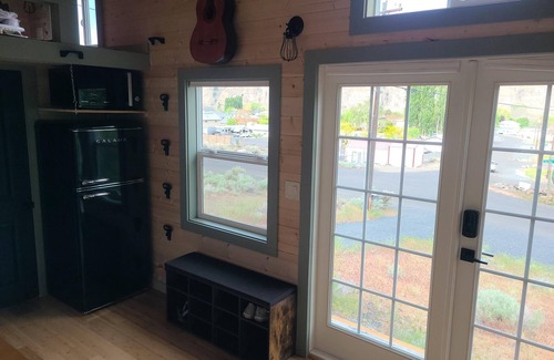 Sunland Estates Cottage | Gorgeous Tiny House in Sunland Estates near The Gorge, on the Columbia river!