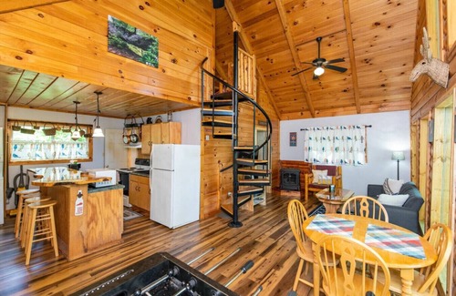 Slade Apartment | Gorgeous View Cabin - in Red River Gorge, KY