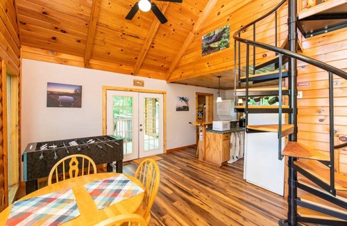 Slade Apartment | Gorgeous View Cabin - in Red River Gorge, KY