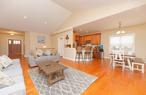 Round Lake House | Gorgeous Views of Round Lake, Minutes to Saratoga